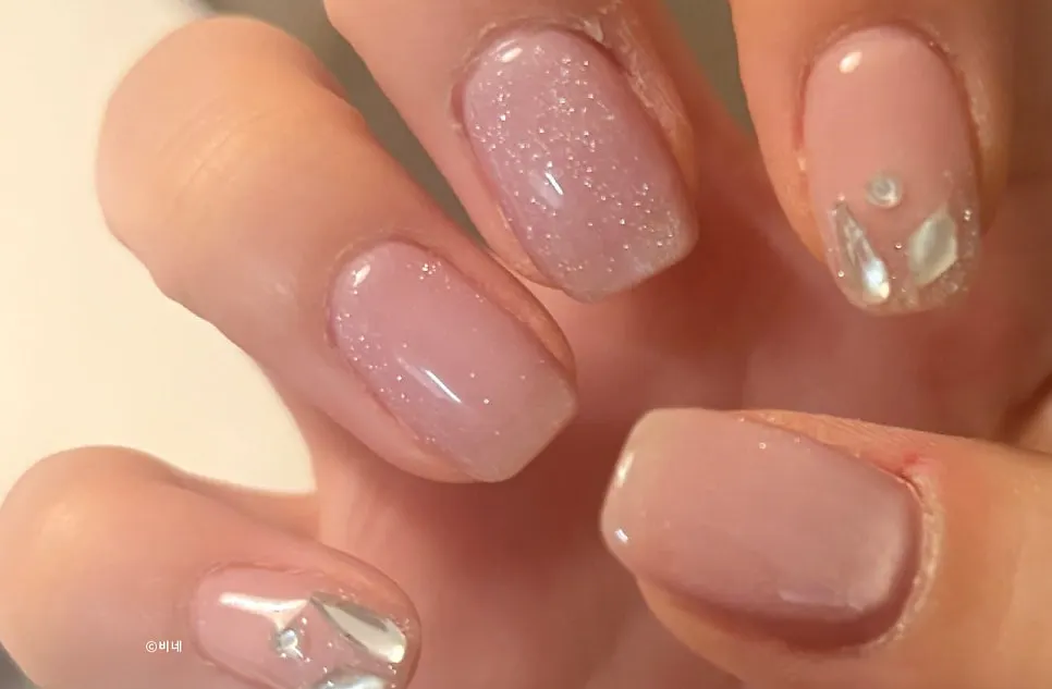 Magnetic nail art with applied charms