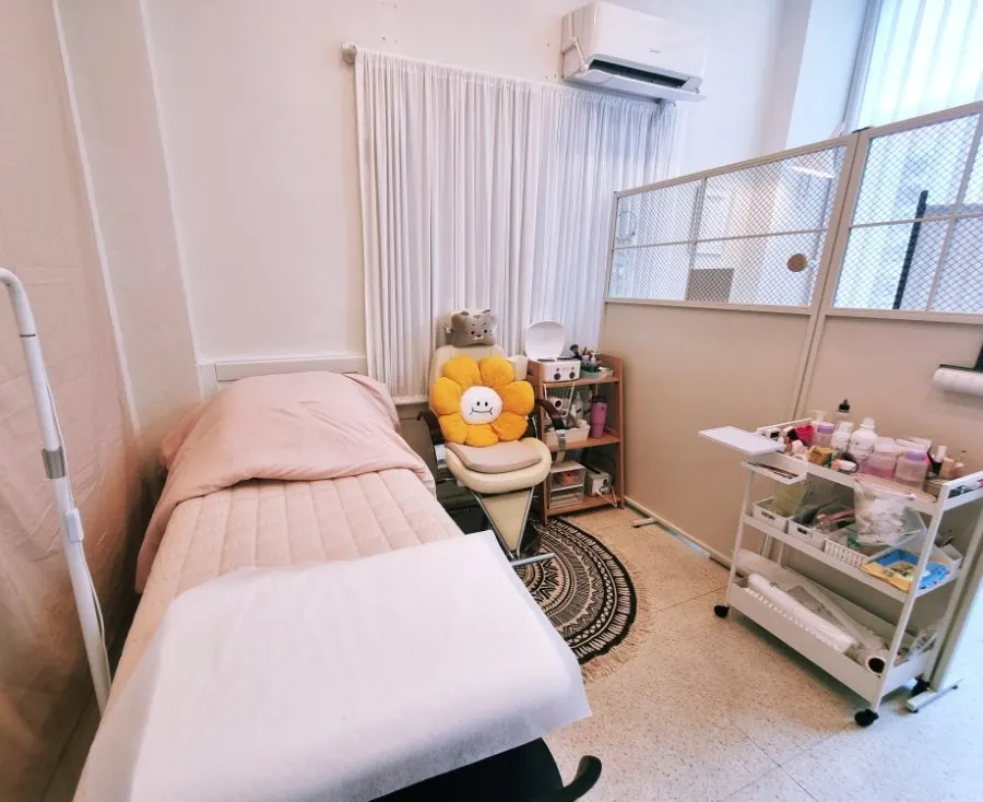 핑크 침구가 깔린 시술 베드