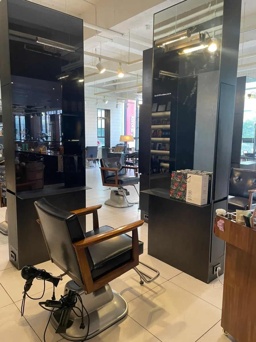 Styling seats in the white zone on the left side of the salon