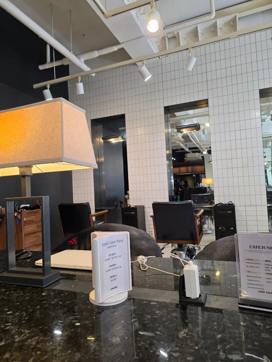 Café-like hair salon waiting area