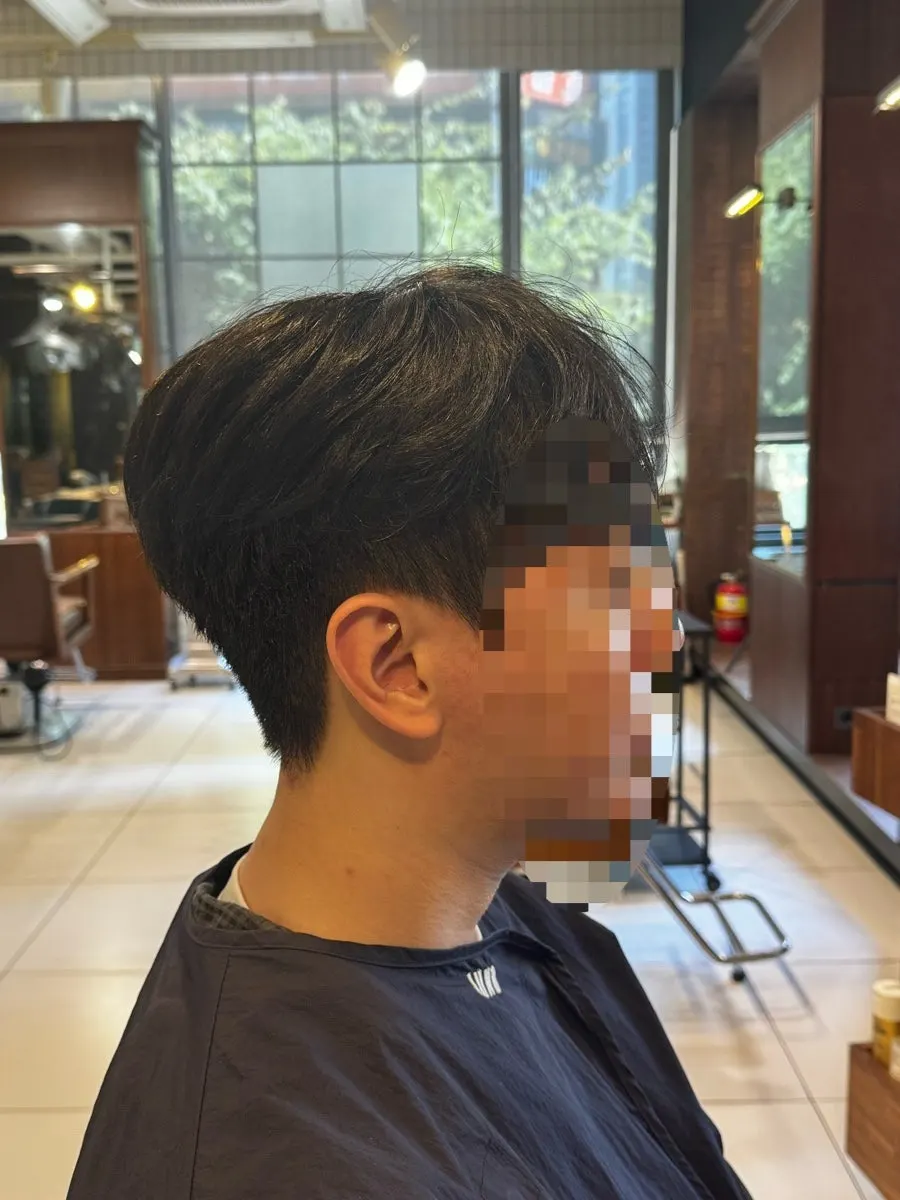 커트 전 덥수룩해진 옆머리