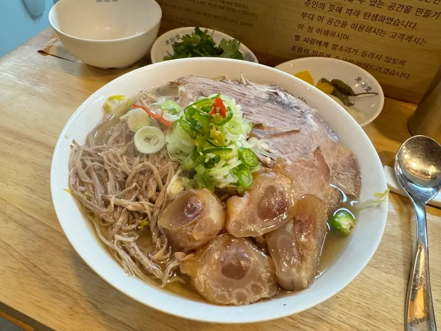 Generous portion of Mibundang pho