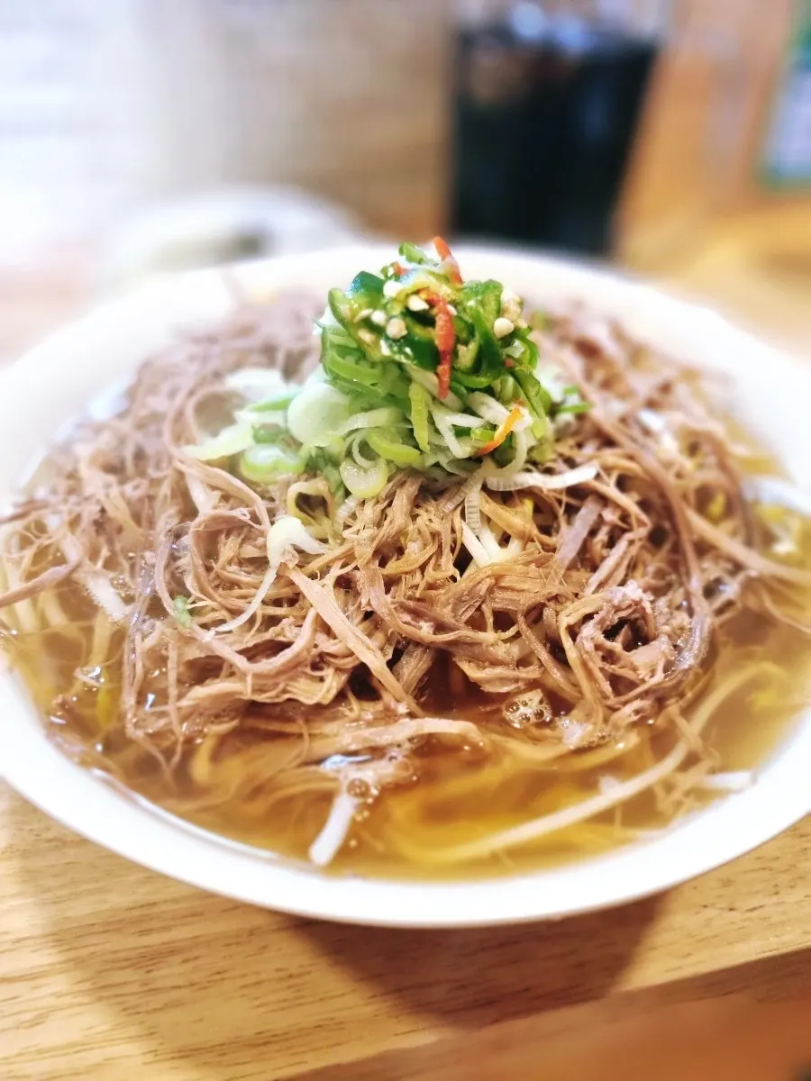 양지살이 올라간 쌀국수