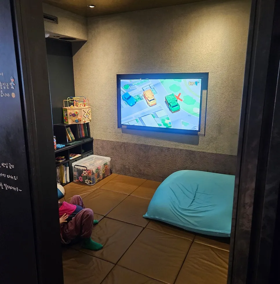 Waiting area for guardians in the salon