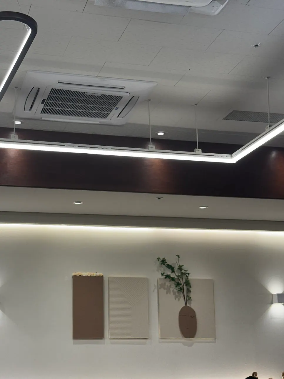 Parking and interior facilities at the Gran Passage branch