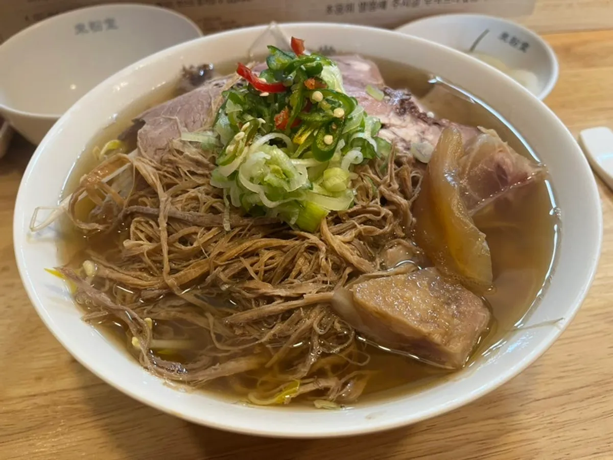 A bowl of beef brisket, brisket, and tendon pho