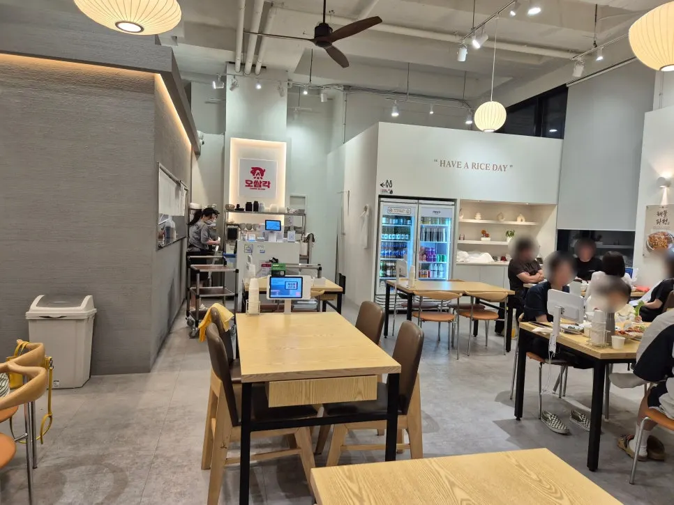 Inside Ossamgak's dining room
