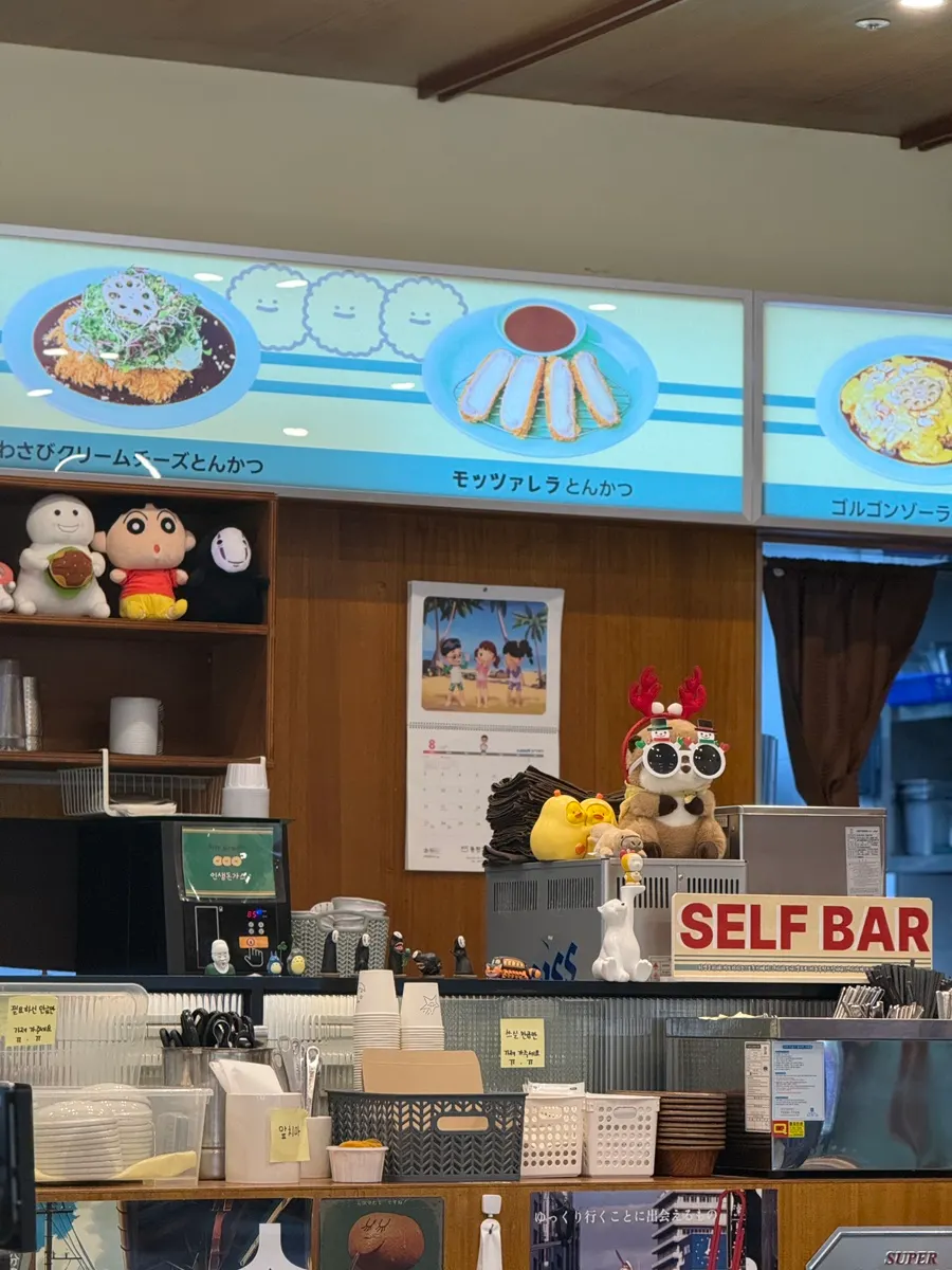 きれいに整理された店内セルフバー