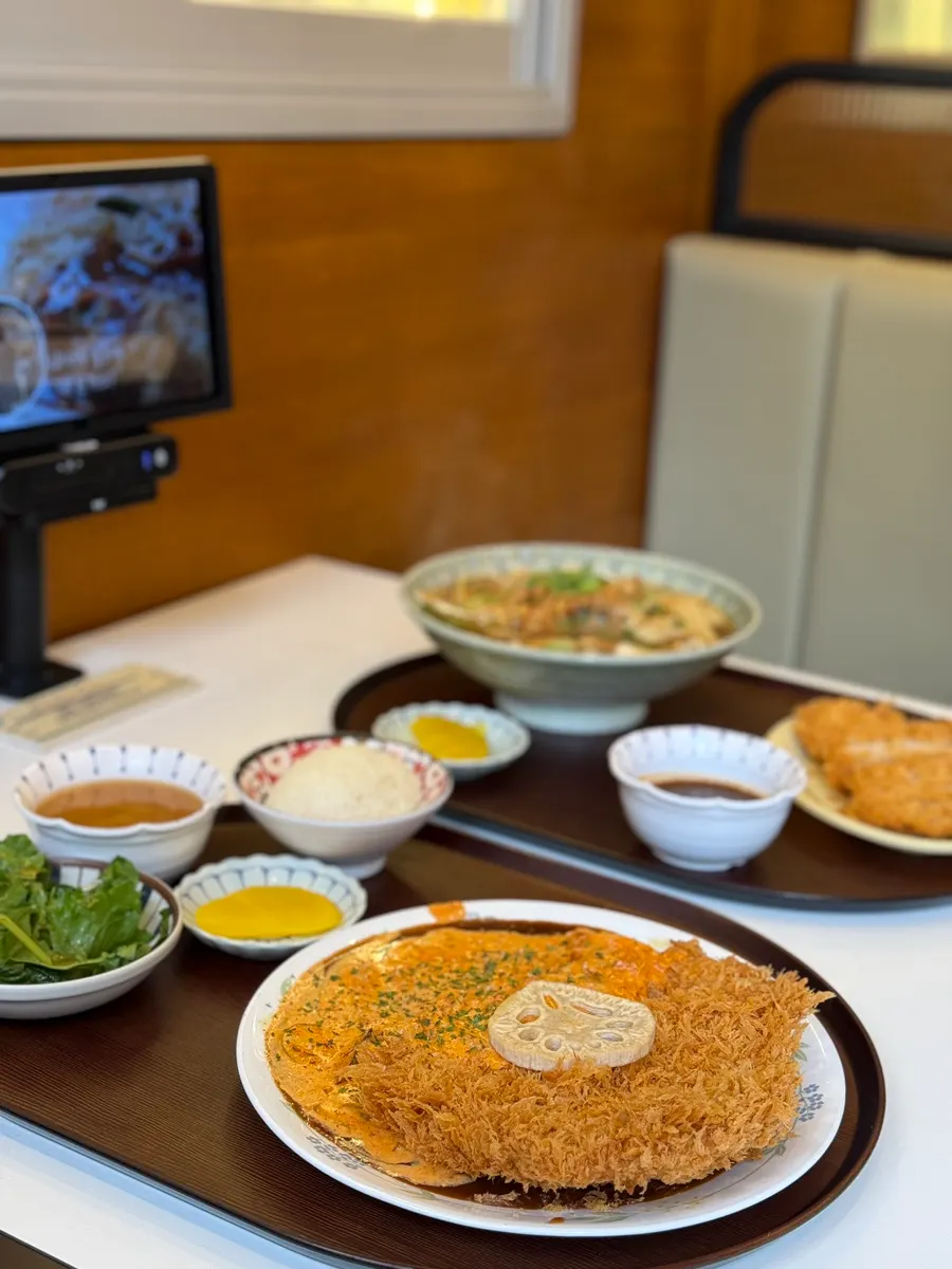 ピリ辛クリームソースを添えたスパイシークリームトンカツ