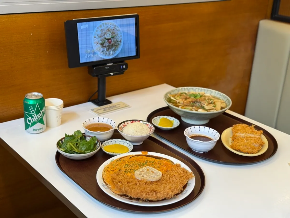 うどん基本トンカツセットとスパイシークリームトンカツの食卓