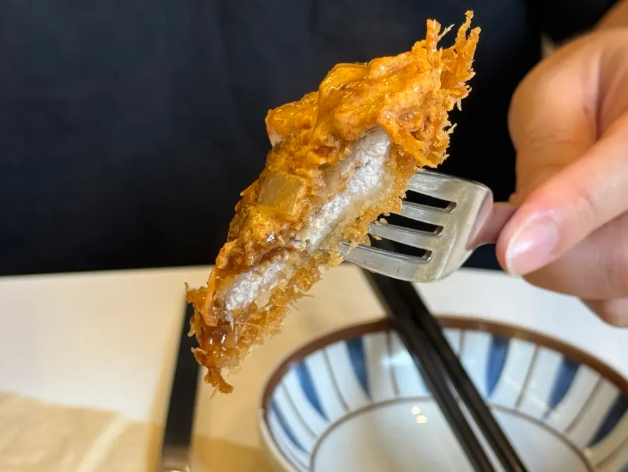 ご飯・味噌汁・サラダ・トンカツで構成された一食