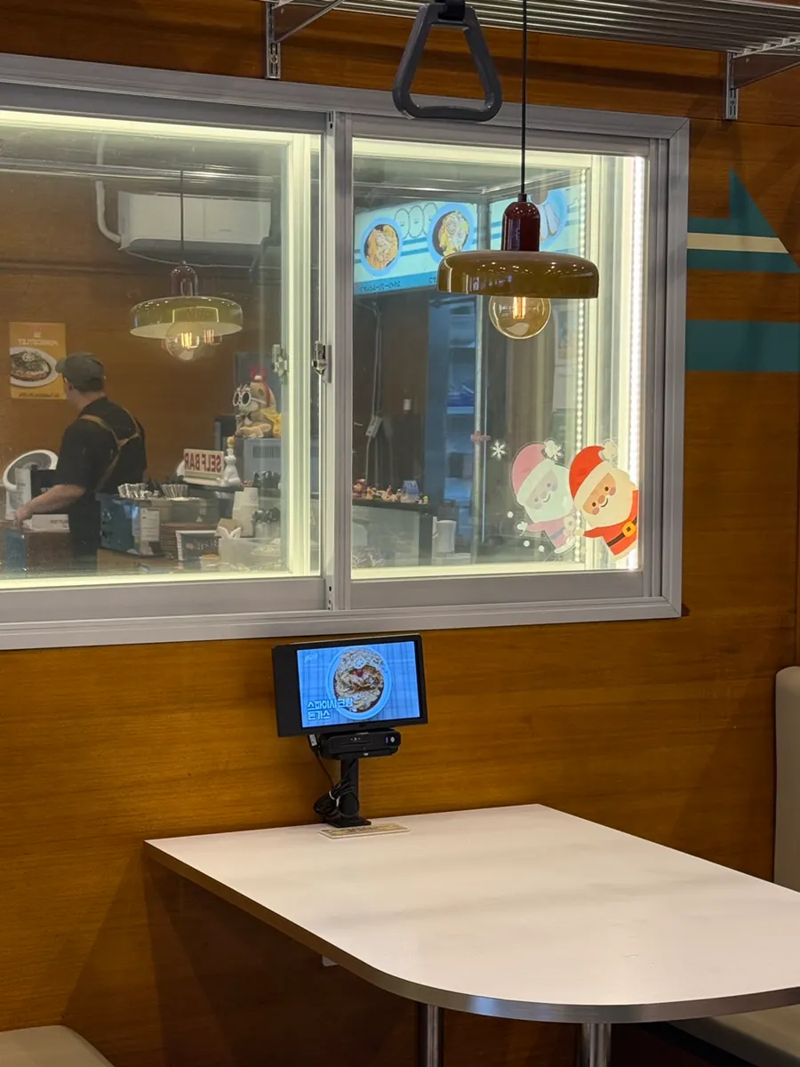 赤ちゃん用に味噌汁に混ぜたご飯と切ったトンカツ