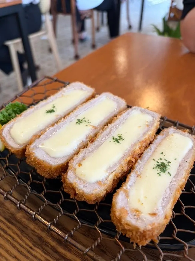 Mozzarella cheese stretching from the cheese cutlet