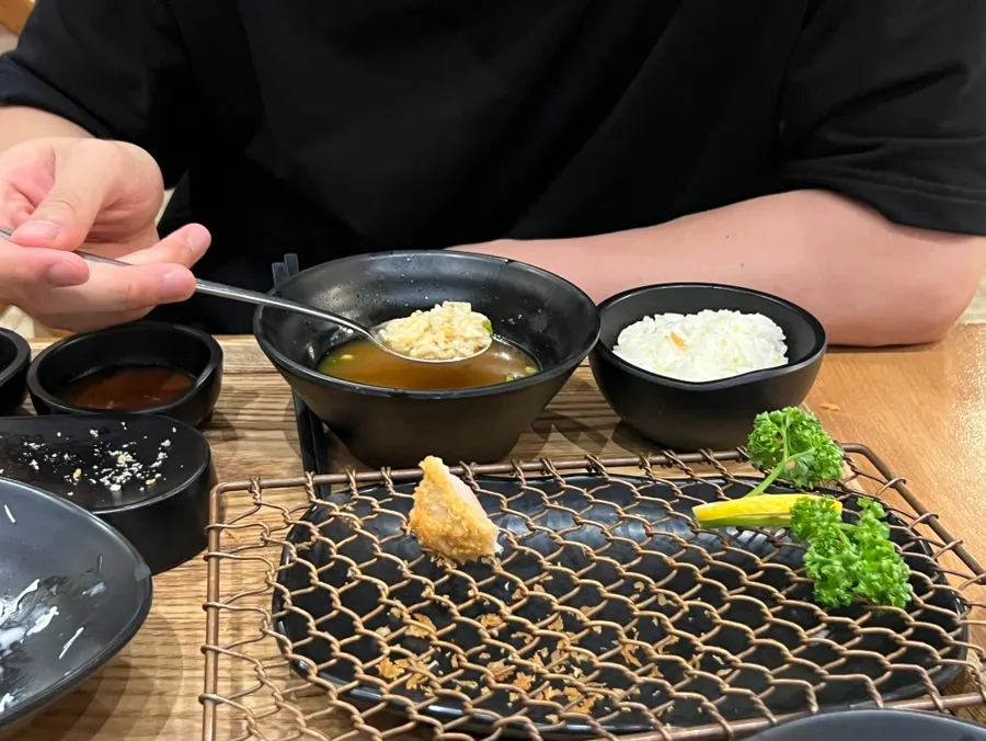 우동 국물에 밥을 말아먹는 모습