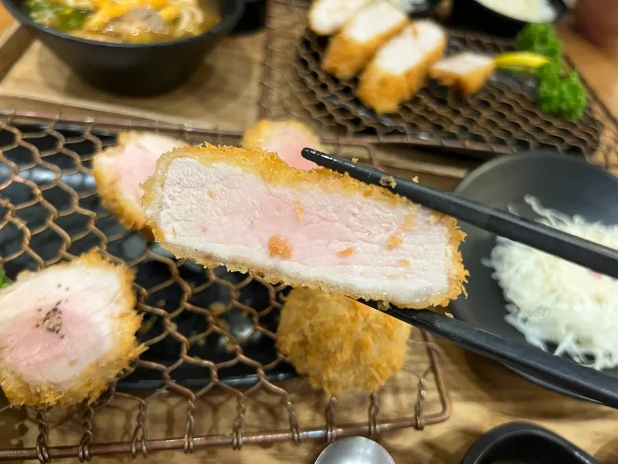 등심카츠 단면 클로즈업