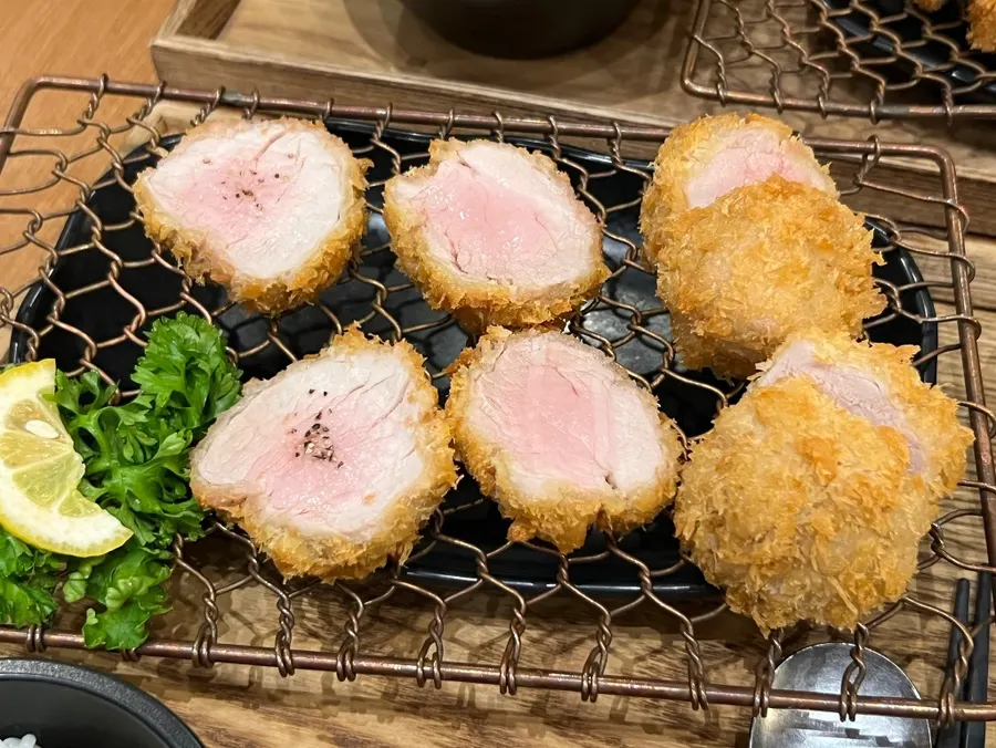 8조각으로 나온 안심 꽃가츠