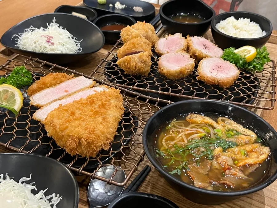 등심카츠와 꽃가츠가 함께 놓인 테이블