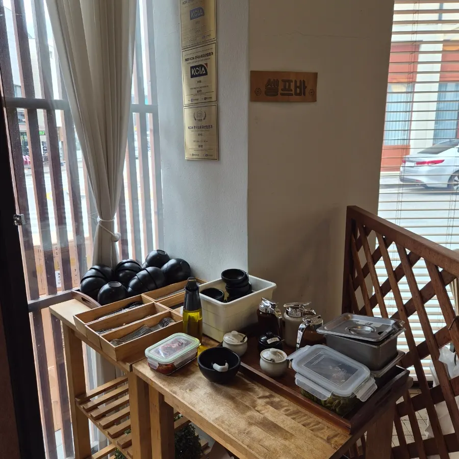 소스와 반찬이 놓인 셀프바