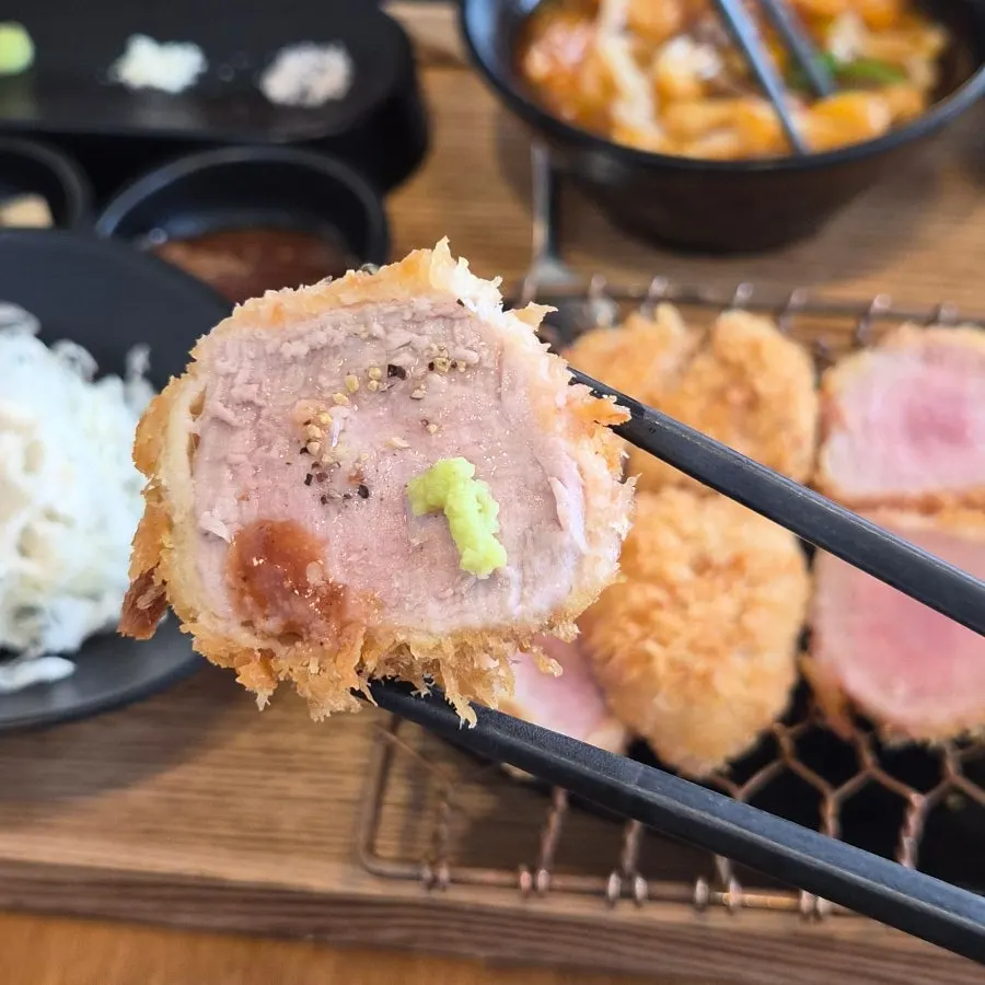 소금에 찍어 먹는 안심 돈까스 한 조각