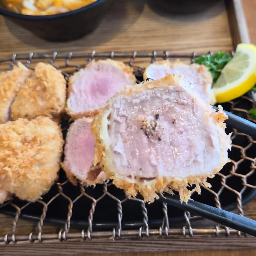 꽃카츠세트와 카레우동을 함께 차린 테이블