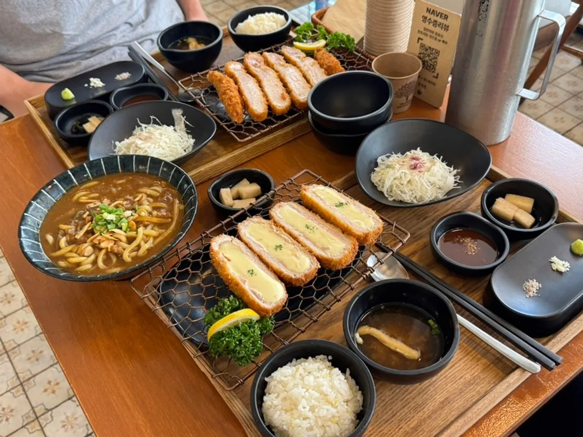 치즈카츠와 특등심카츠, 카레우동이 함께 놓인 상차림