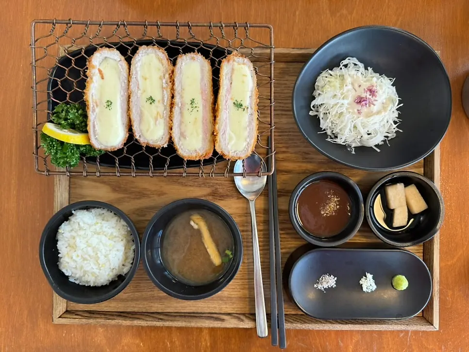 먼저 서빙된 꽃가츠 치즈카츠