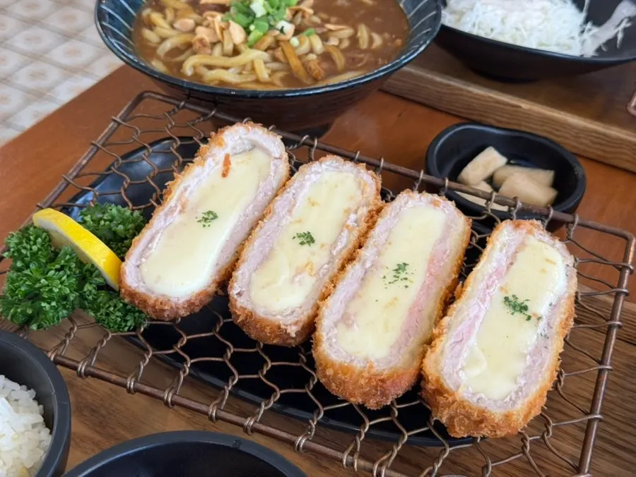 치즈가 듬뿍 들어간 치즈카츠 접시