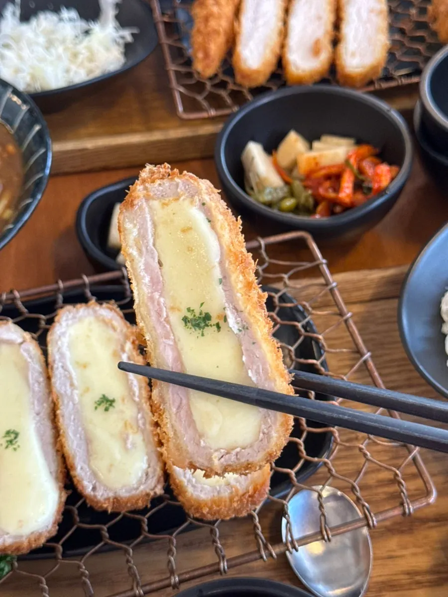 잘라서 치즈가 보이는 치즈카츠 단면