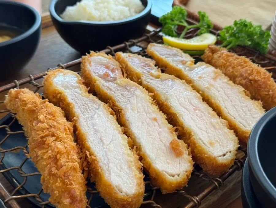도톰하게 썰린 특등심카츠