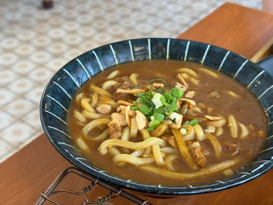 카레 국물이 담긴 우동 그릇