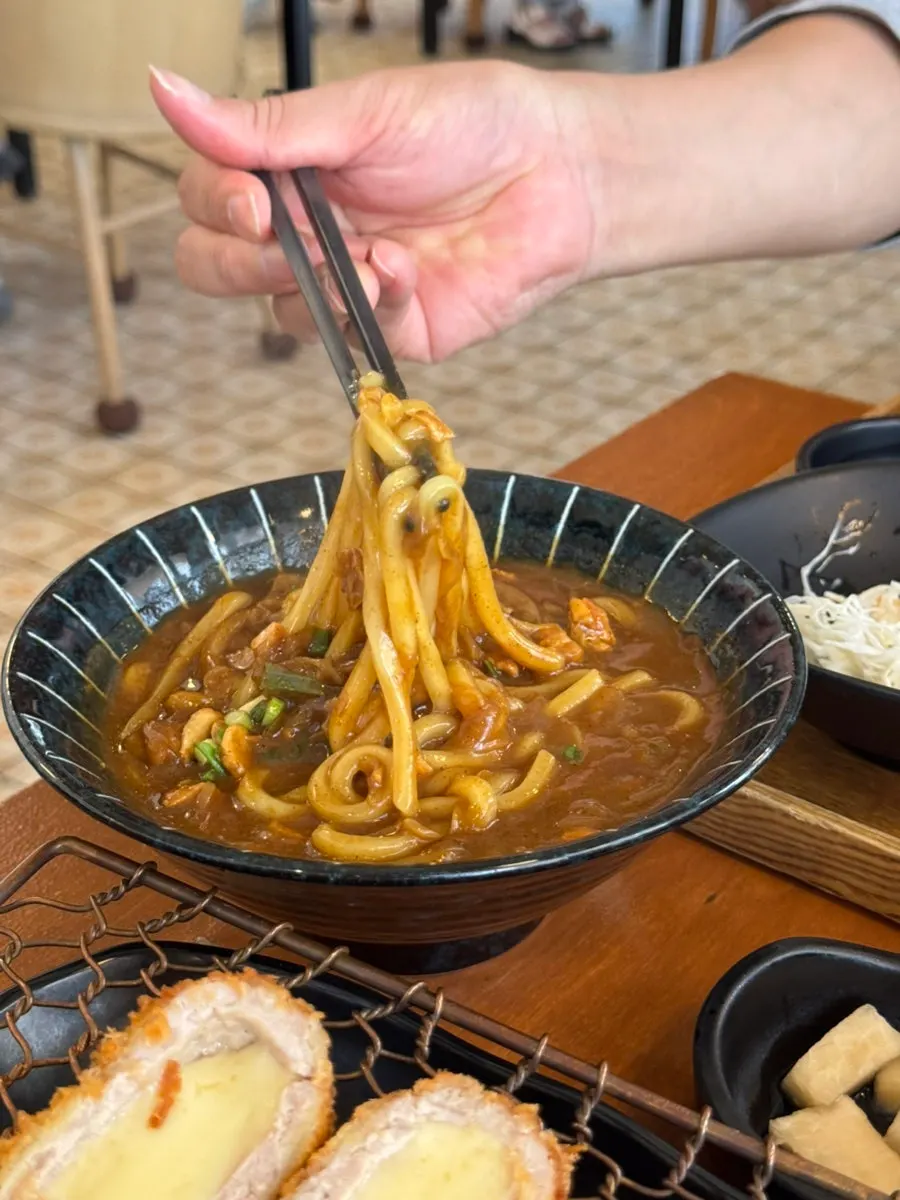 카레우동 면을 들어 올린 모습
