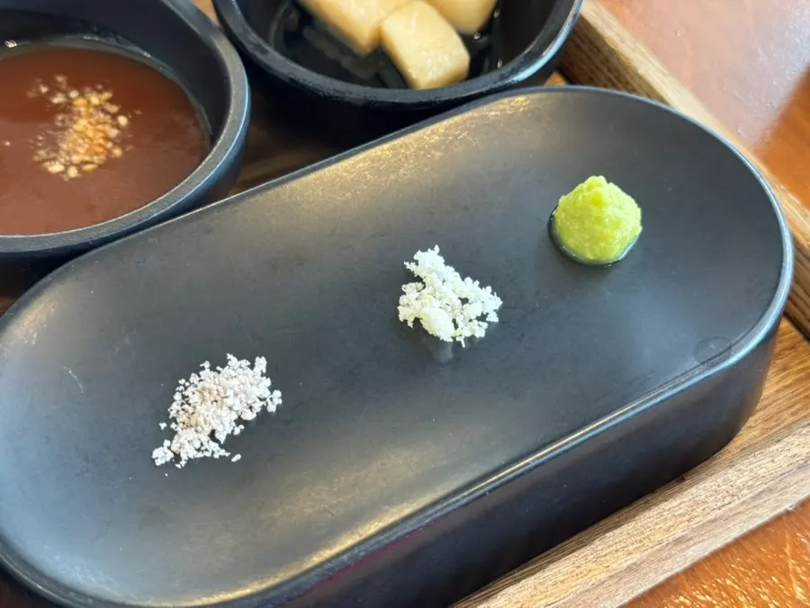 셀프바에서 담아 온 밑반찬 접시