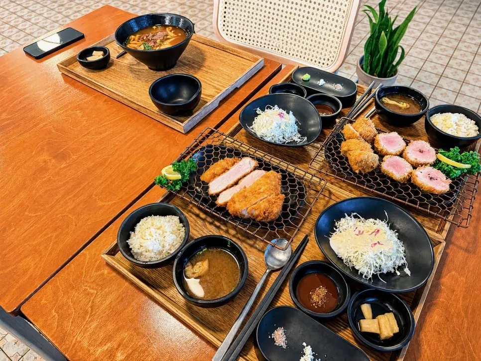 한 번에 차려진 돈가츠 상차림