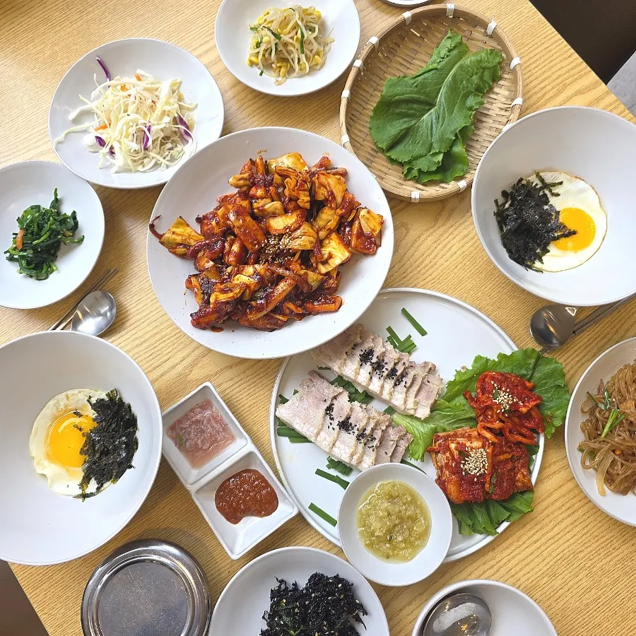 테이블에 차려진 오쌈정식 한상