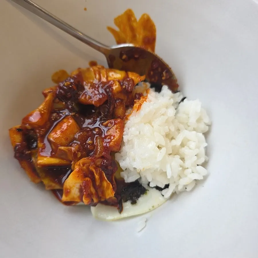계란후라이와 김가루가 담긴 비빔 그릇