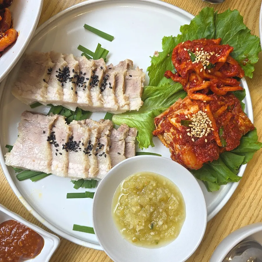 밥과 오징어볶음을 넣은 한 그릇