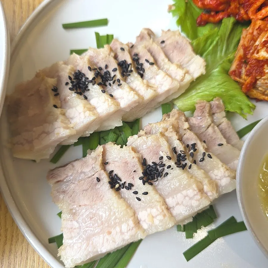 마늘소스를 따로 받은 마늘보쌈