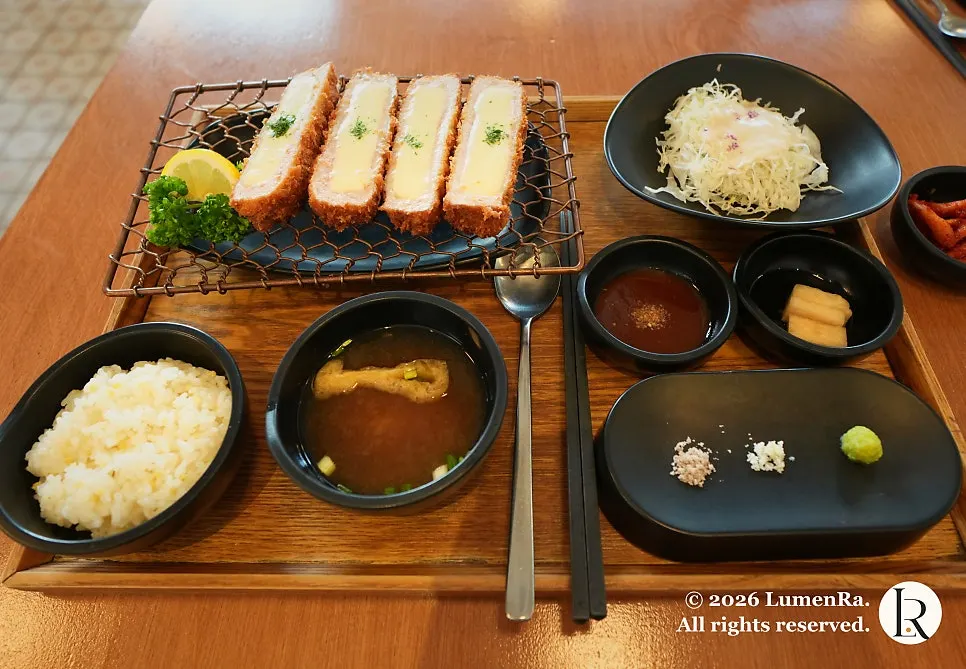 Cheese cutlet set served on a tray