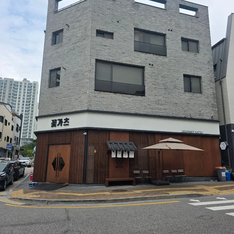 Exterior and entrance of Kkot Gatsu Dongtan Mokdong