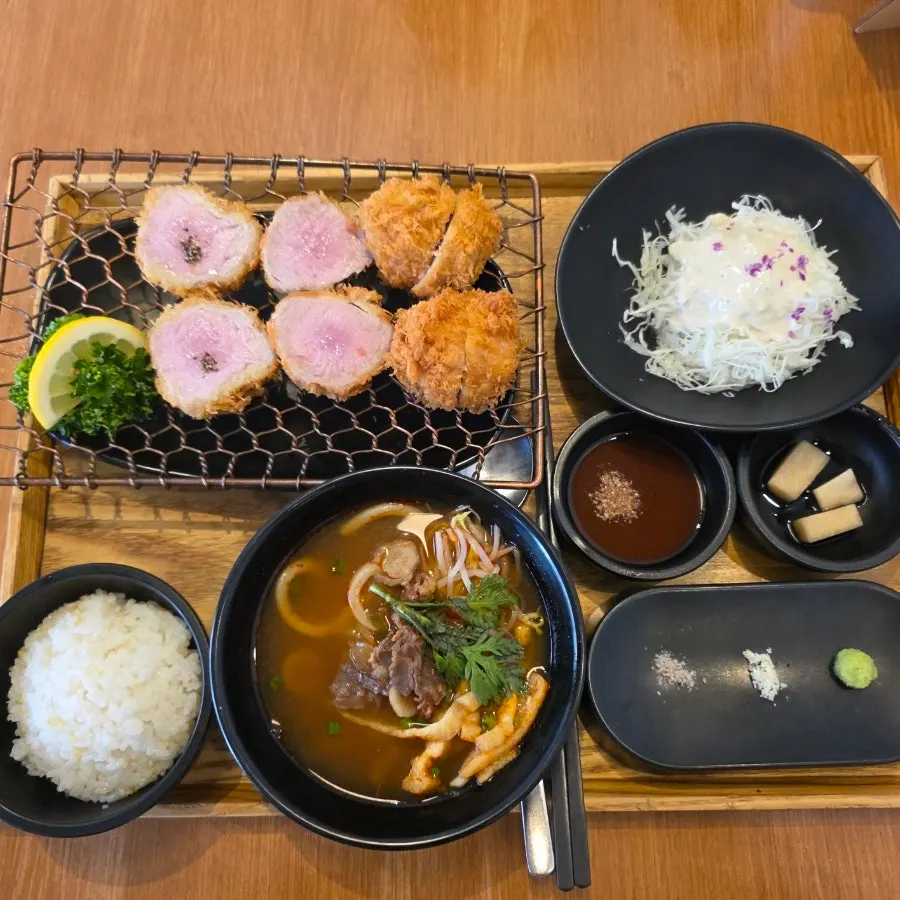 Table spread of the flower cutlet set
