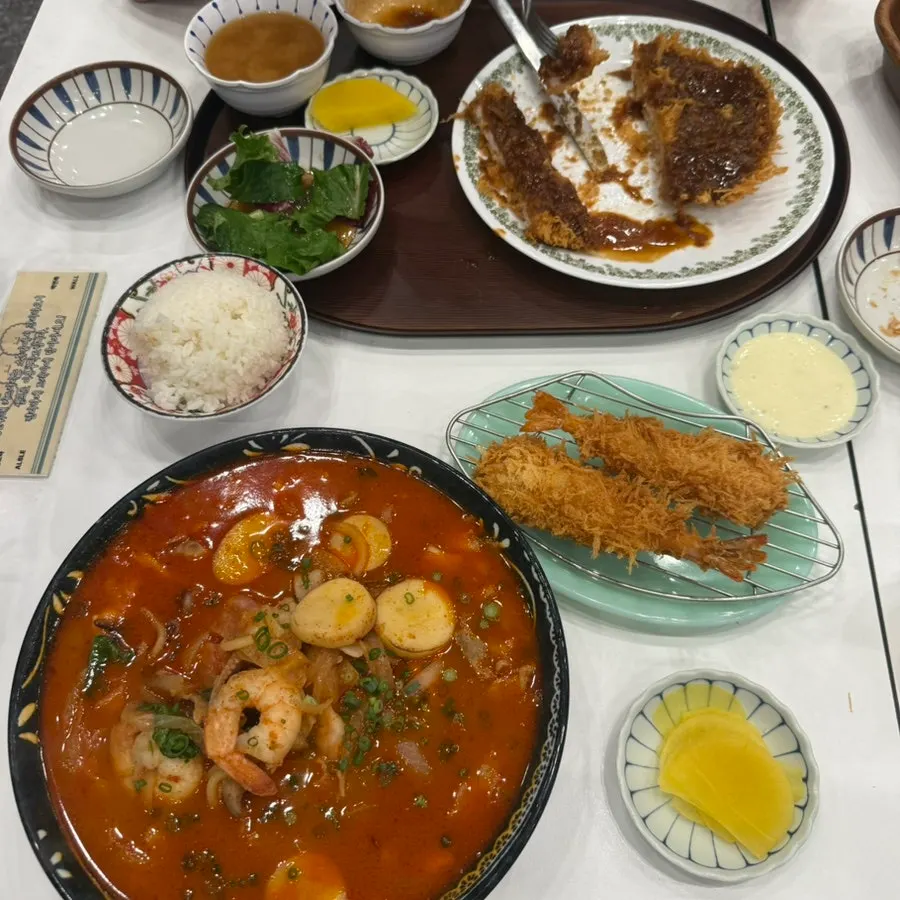 Spicy red jjamppong broth filled to the brim