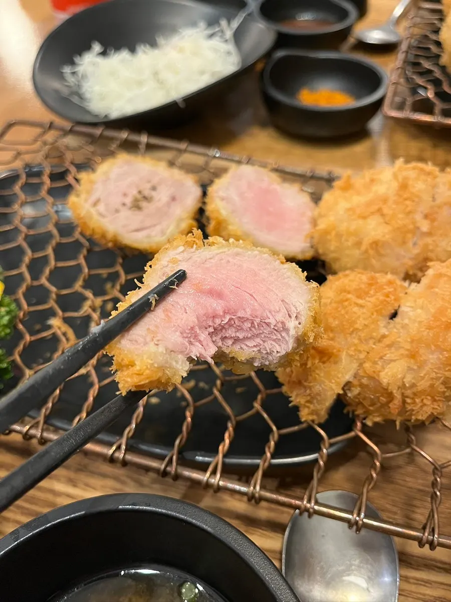 Thickly sliced tenderloin Kkot Cutlet