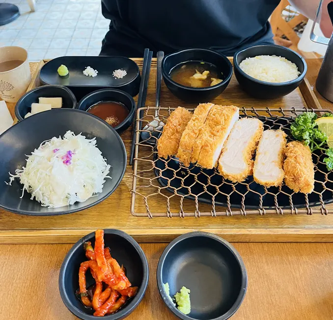 Tonkatsu sauce and three types of salt served alongside