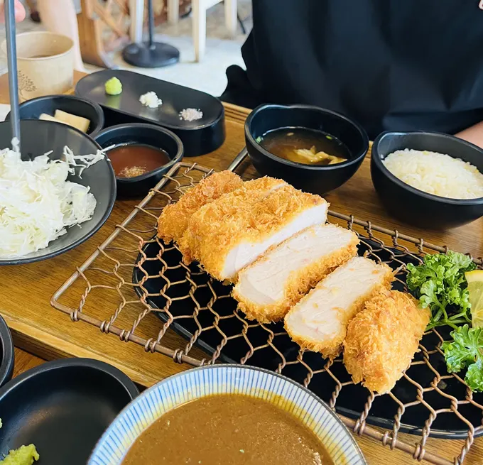 Full table setting at Kkot Gatsu