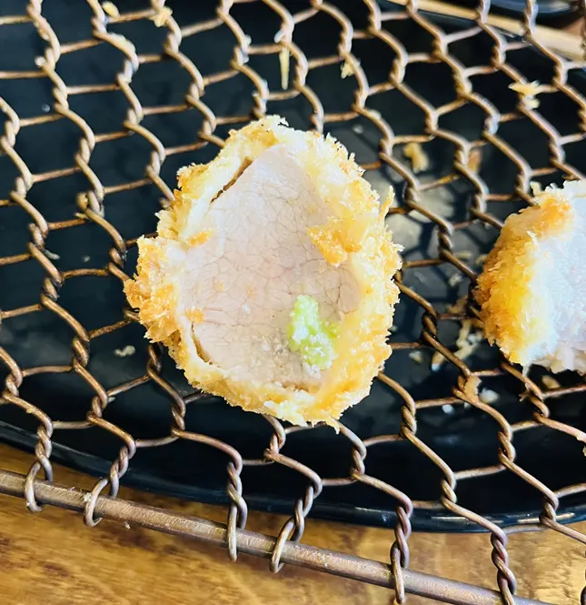 Plate combining curry and cutlet
