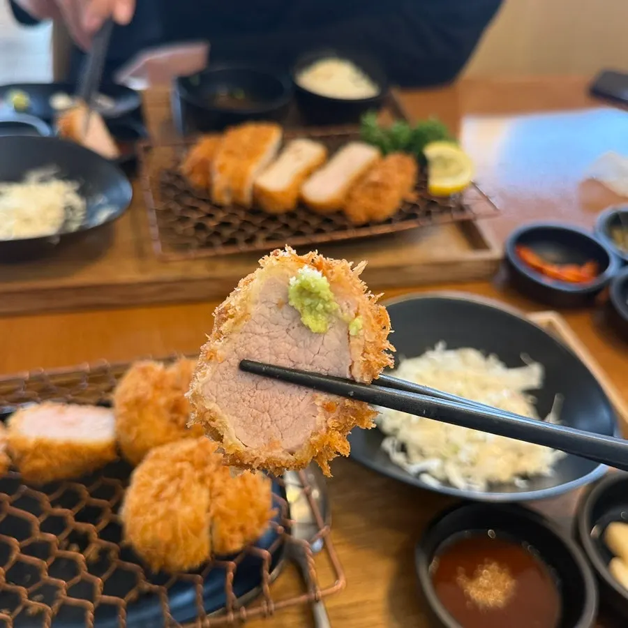 Cover photo of a full pork cutlet spread at Kkot Gatsu Dongtan Main Branch