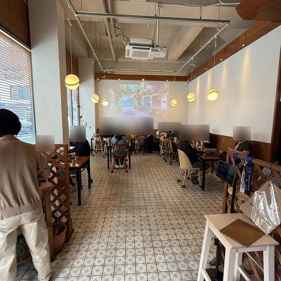 Entrance and waiting area in front of Kkot Gatsu Dongtan Main Branch