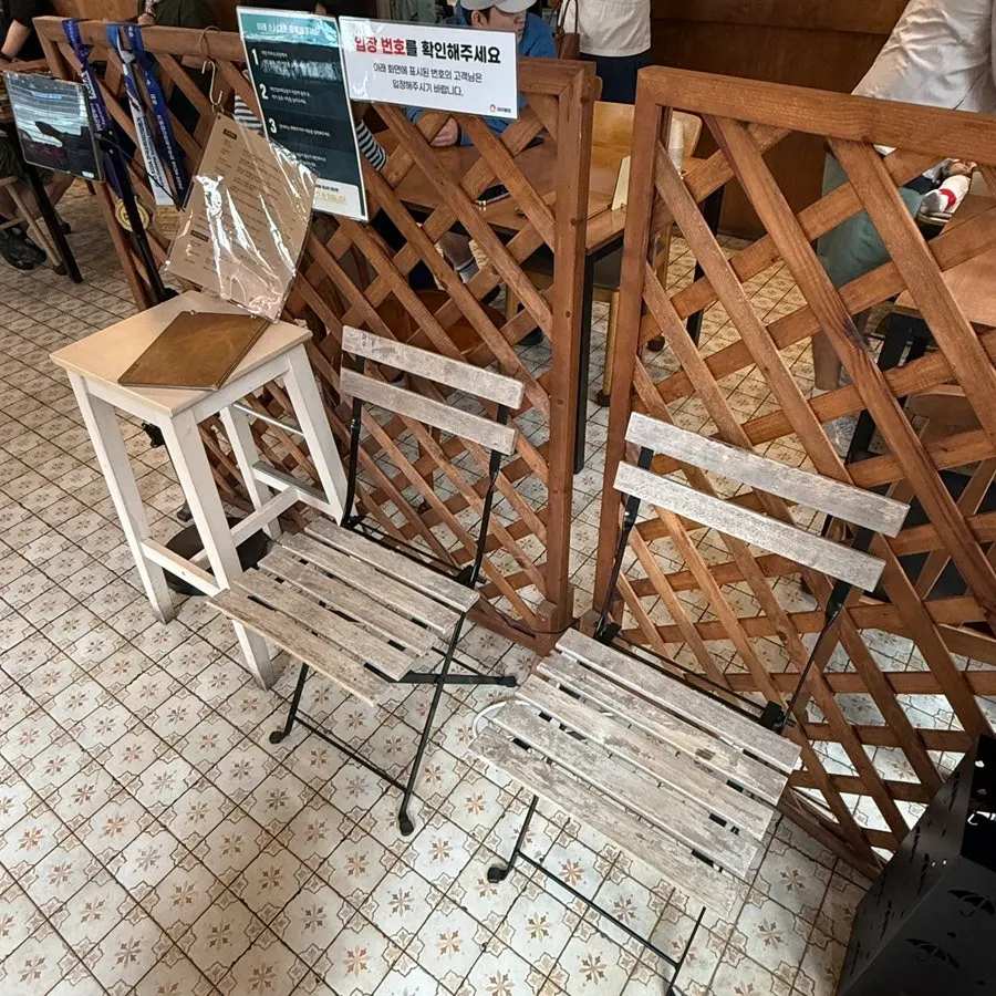 Packed seating area inside Kkot Gatsu Dongtan Main Branch