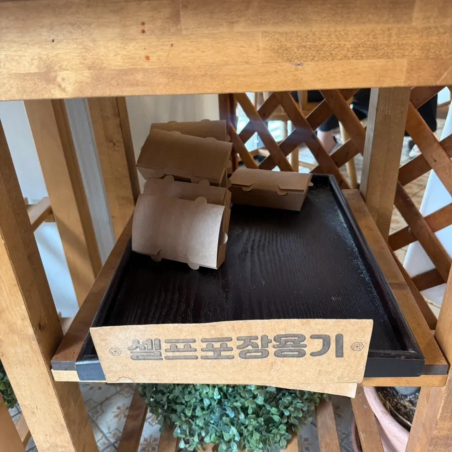 Self-serve bar with sauces and pickles at Kkot Gatsu Dongtan Main Branch