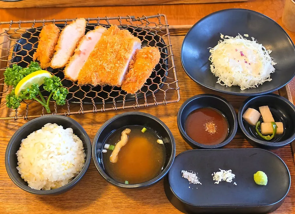 셀프바에서 덜어온 밑반찬 접시